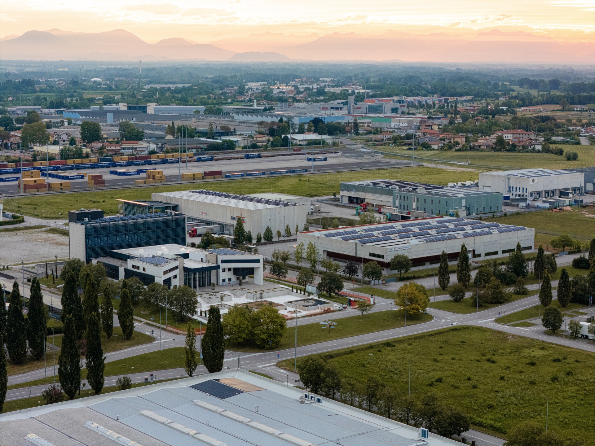 Veduta aerea del piazzale dell'Interporto con l'autostrada A28 sulla sinistra