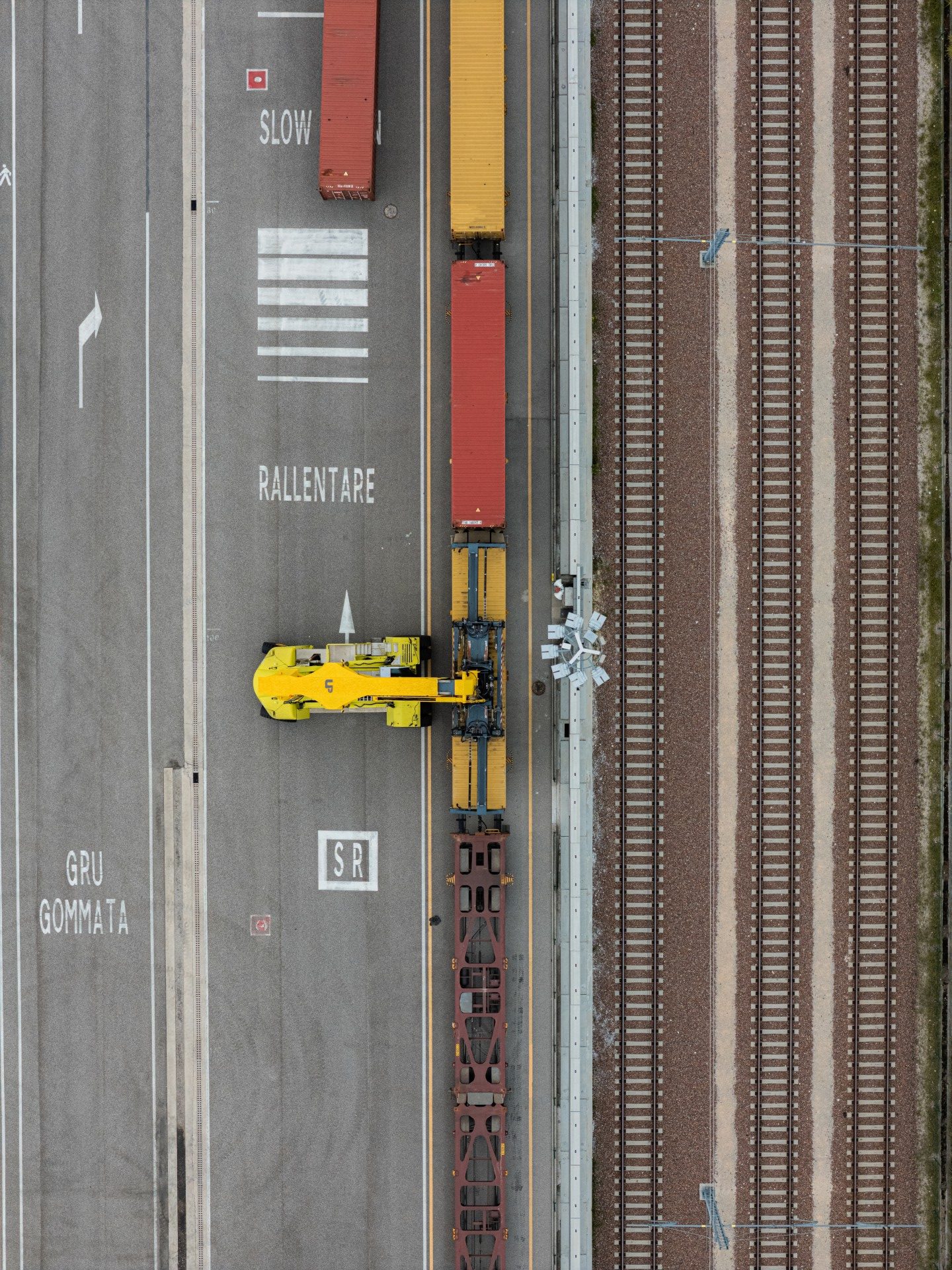 Treno merci con container in sosta sul terminal intermodale