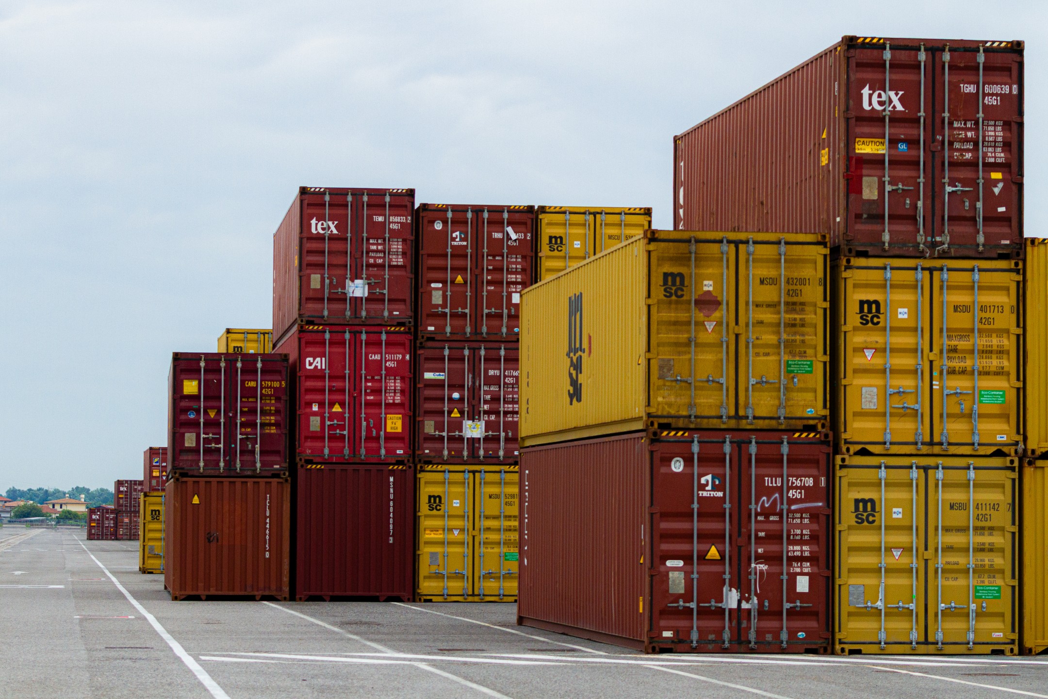 Treno merci con container in sosta sul terminal intermodale