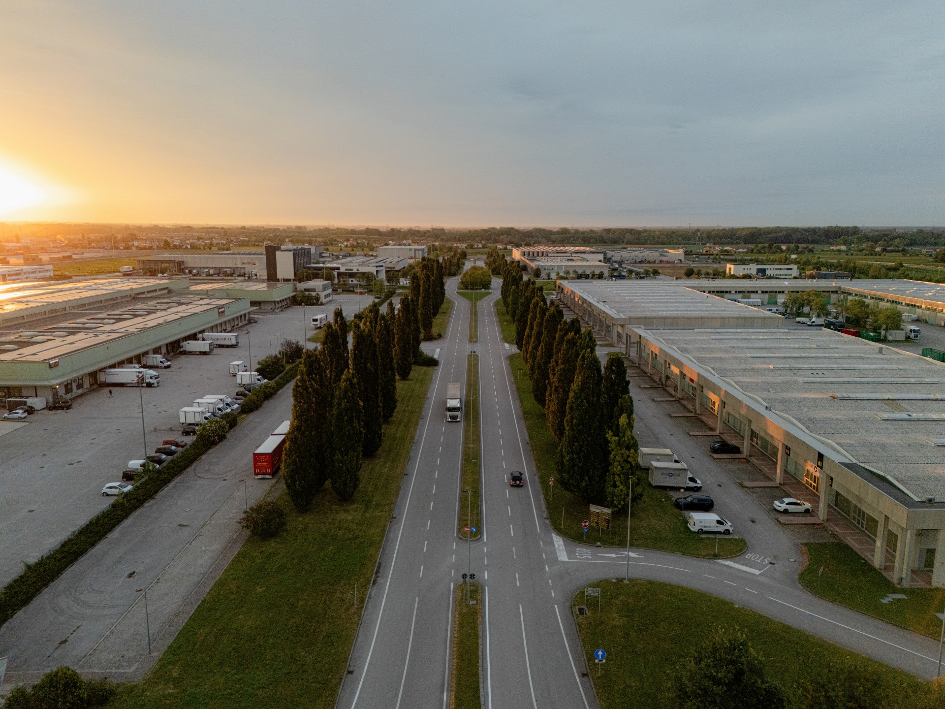 Veduta aerea del piazzale dell'Interporto con l'autostrada A28 sulla sinistra