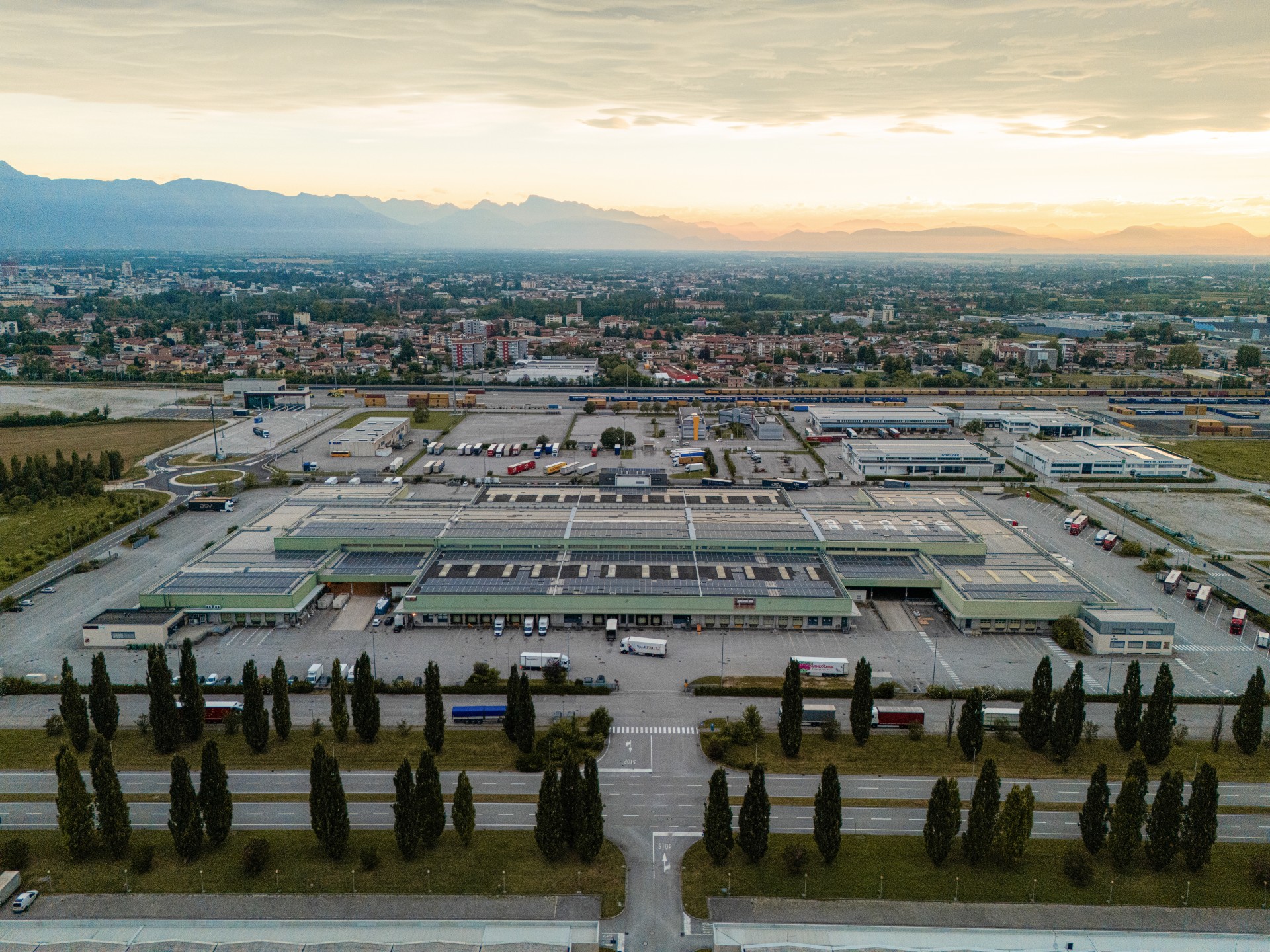 Veduta aerea del piazzale dell'Interporto con l'autostrada A28 sulla sinistra