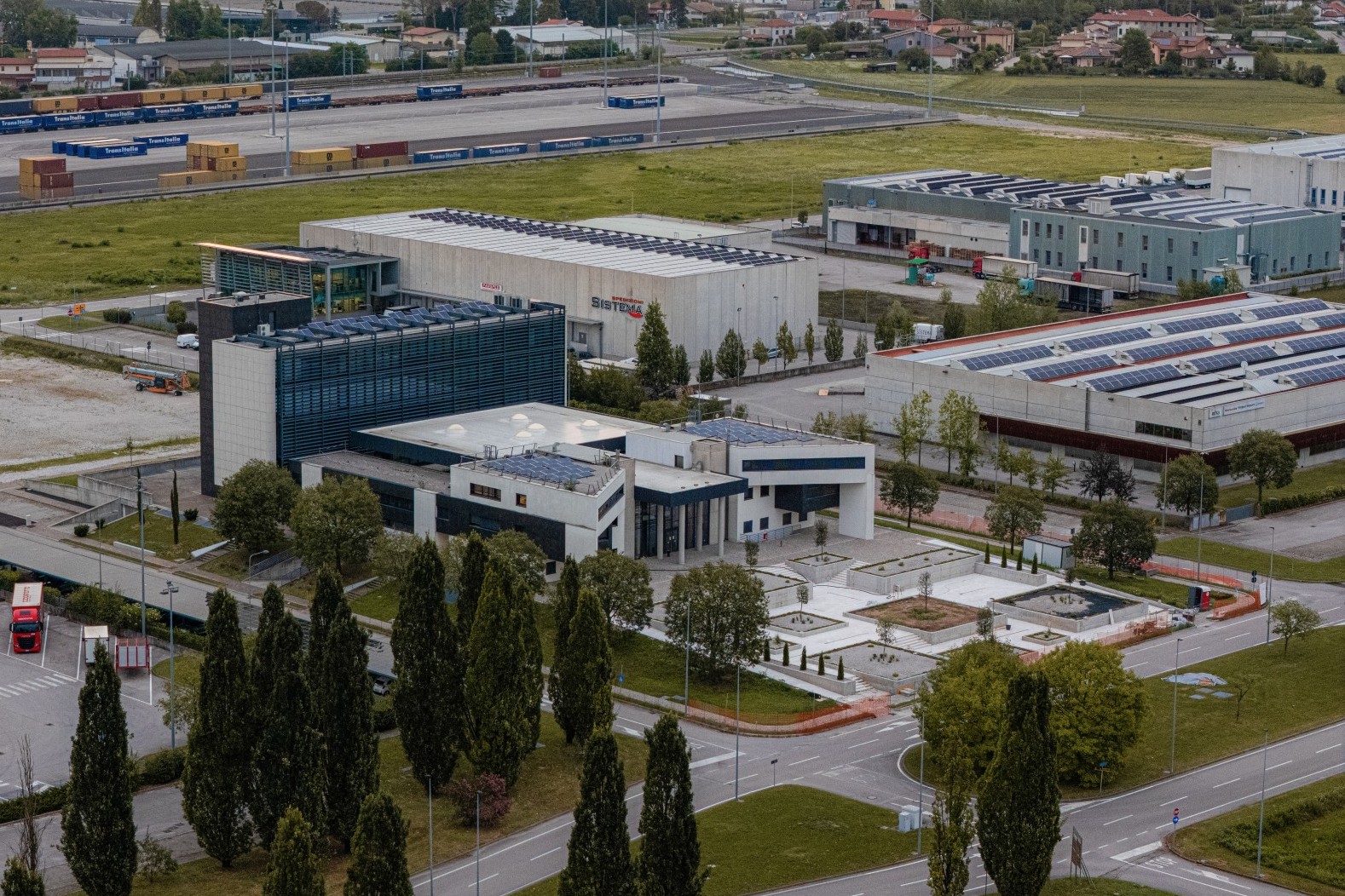 Interno di un magazzino con scaffalature e merci pallettizzate