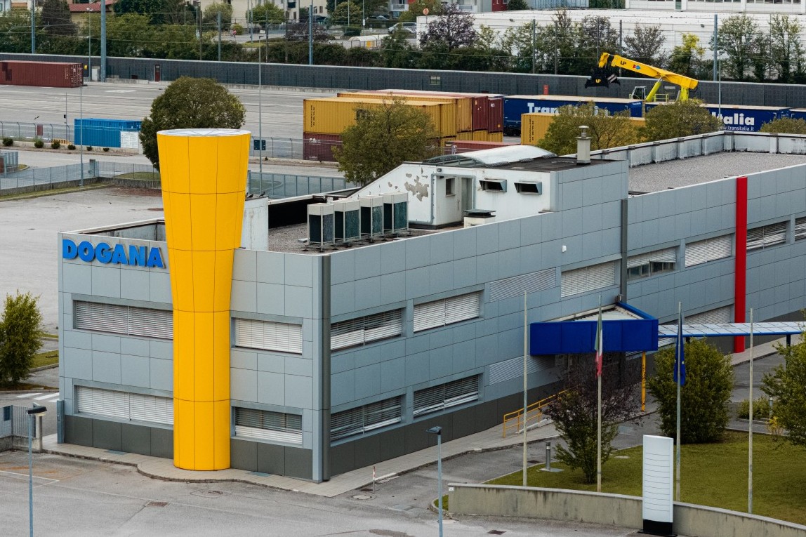 Officina per la manutenzione di mezzi pesanti