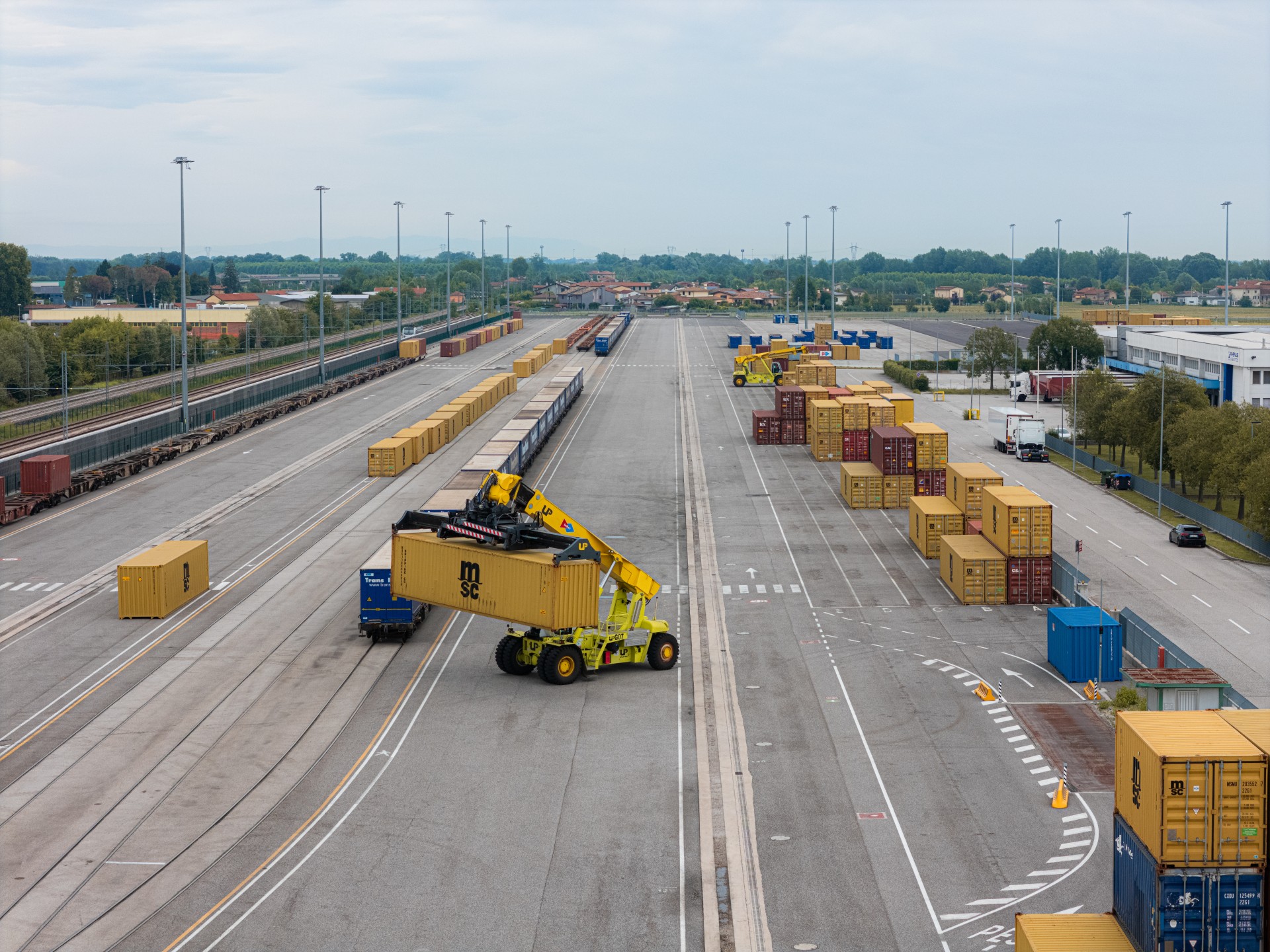 Treno merci con container in sosta sul terminal intermodale
